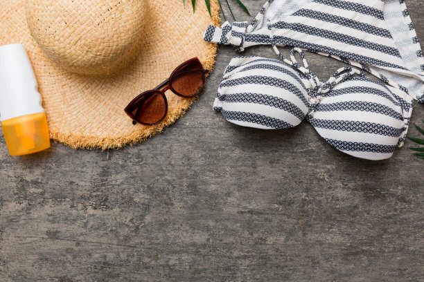 女子泳装和沙滩配件平铺顶部视图在彩色背景夏季旅游概念。比基尼泳装，草帽和高跟鞋。复制空间顶视图图片下载