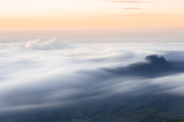 清晨雾海超长曝光照片图片下载