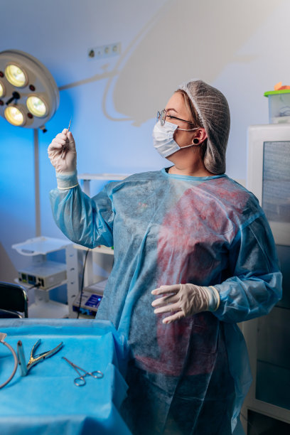 专业的外科医生在医院手术室拿着手术刀。医学和药学概念。手术刀，外科医生的剪刀，手术前用的图片下载