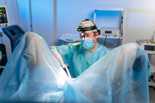 在医院手术室使用特殊医疗器械进行手术的专业男外科直肠医生。紧急手术概念图片下载