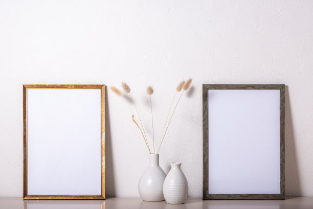 模板和相框放在木桌上。Lagurus的花束。图片下载