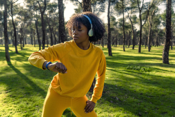一个穿黄色运动服的女孩在检查她取得的成绩。图片下载