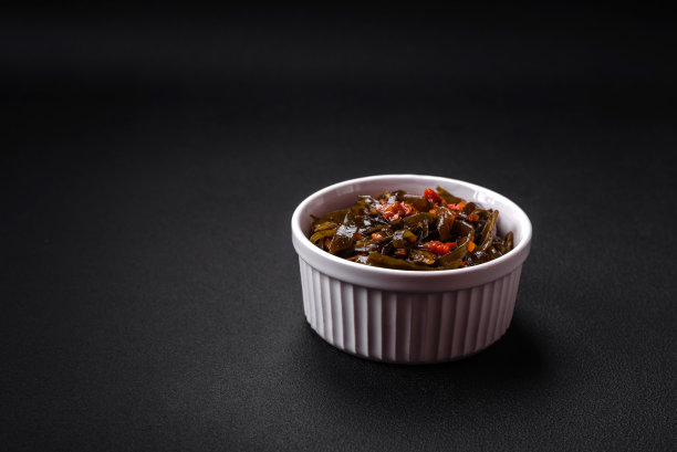 美味的腌制海藻，辣椒粉，香料和盐图片下载