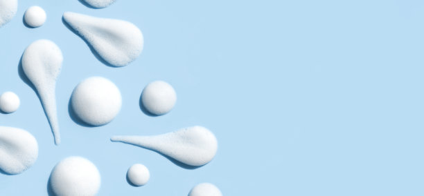 质地泡沫慕斯泡沫化妆品涂抹样本在蓝色背景图片下载