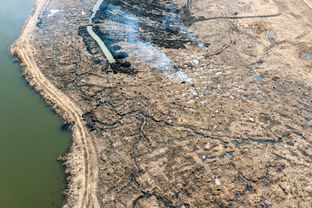 沼泽地区。为进行建筑工程而清理土地及填海。从飞行无人机鸟瞰。图片下载