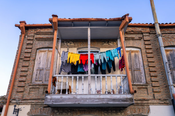 阳台上晒着五颜六色的东西。乔治亚州图片下载