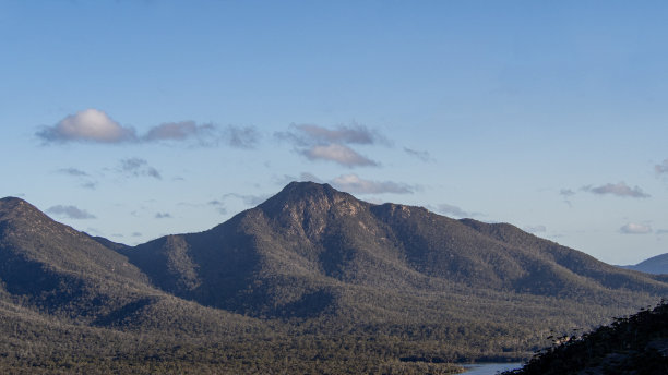 葡萄酒杯湾山脉，塔斯马尼亚图片下载