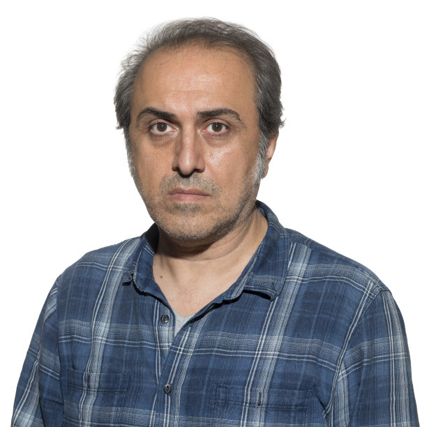 一个穿着蓝色衬衫的男人的肖像图片下载