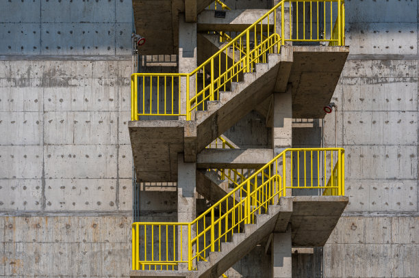 工厂水泥墙和工程楼梯正在施工中图片下载