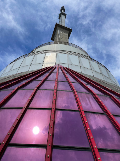 斯里兰卡科伦坡莲花塔的粉红色花瓣状观察塔的特写图像，通信塔旅游地标，多云的天空背景，从下面观看图片下载