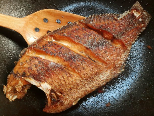 油炸罗非鱼-食物制备。图片下载