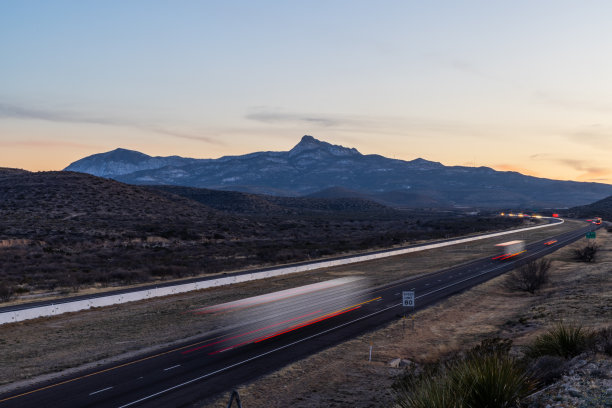 德克萨斯州埃尔帕索10号州际公路日落山脉长曝光半卡车十八轮大钻机牵引车拖车大灯驾驶图片下载