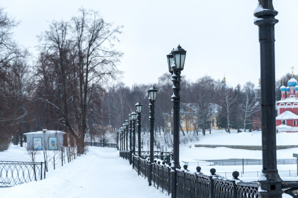 在冬季阳光明媚的严霜天气，城堤上覆盖着积雪和白霜。图片下载