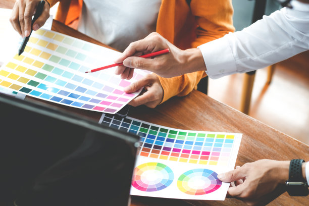 创造者设计移动用户界面布局原型。图片下载