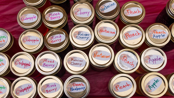 市场顶部的罐装水果罐图片下载