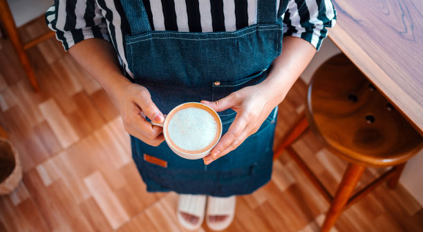 一杯咖啡卡布奇诺菜单准备在手中的女咖啡师在咖啡店图片下载