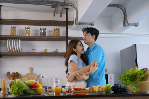 夫妻一起呆在家里。图片下载