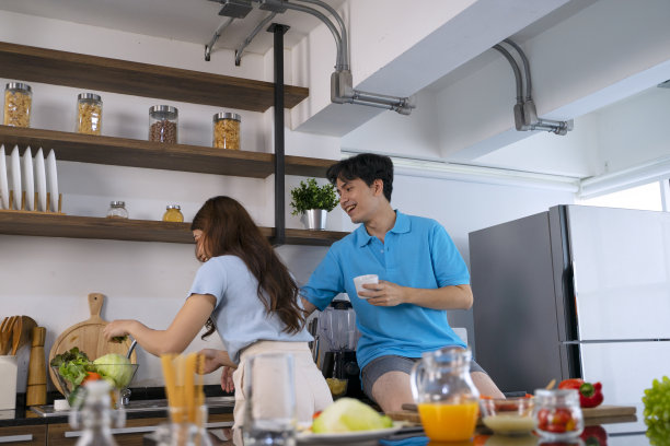 夫妻一起呆在家里。图片下载