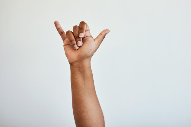 冲浪符号，手指和手在白色背景为呼叫信号，挂松和夏威夷问候。交流，冲浪手势和孤立的手掌与小指，拳头和拇指为手语图片下载