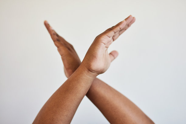 不可以，用手交叉和停止表示否定，用手势表示拒绝和禁止。警告，拒绝，禁止，用武器和消极的姿态警告，冲突和阻碍在工作室图片下载