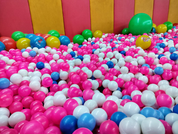 一张操场上玩具球的照片图片下载