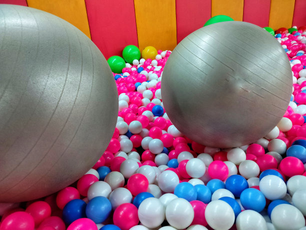 一张操场上玩具球的照片图片下载