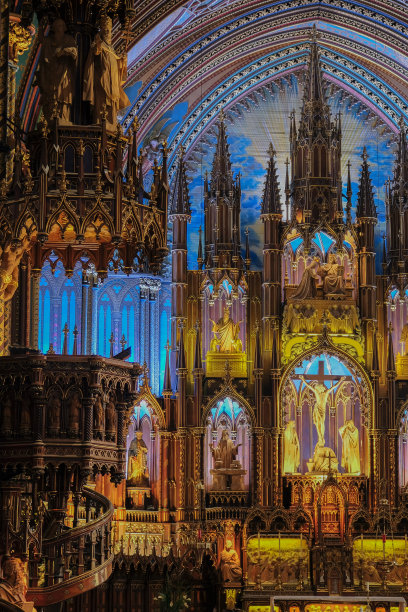 华丽华丽的新哥特式教堂大教堂内部与灰泥，壁画，祭坛，柱，天花板画，黄金，木圆顶中殿。图片下载