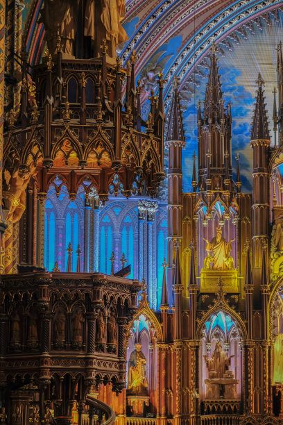 华丽华丽的新哥特式教堂大教堂内部与灰泥，壁画，祭坛，柱，天花板画，黄金，木圆顶中殿。图片下载