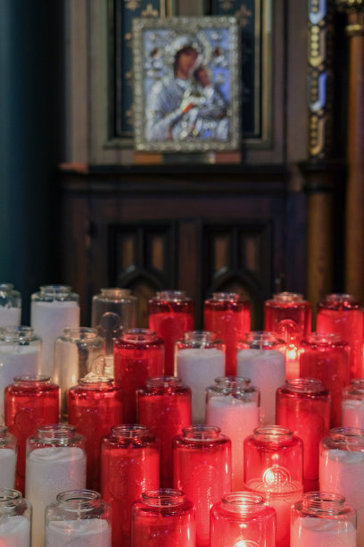 华丽华丽的新哥特式教堂大教堂内部与灰泥，壁画，祭坛，柱，天花板画，黄金，木圆顶中殿。图片下载