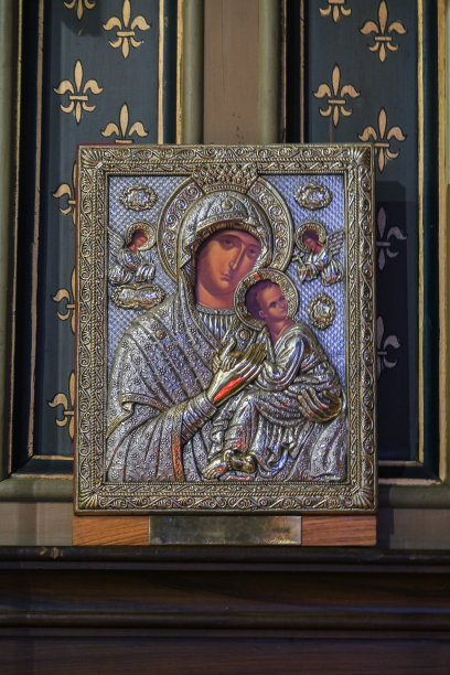 华丽华丽的新哥特式教堂大教堂内部与灰泥，壁画，祭坛，柱，天花板画，黄金，木圆顶中殿。图片下载