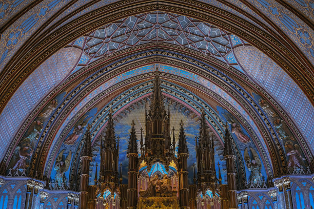 华丽华丽的新哥特式教堂大教堂内部与灰泥，壁画，祭坛，柱，天花板画，黄金，木圆顶中殿。图片下载