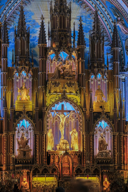 华丽华丽的新哥特式教堂大教堂内部与灰泥，壁画，祭坛，柱，天花板画，黄金，木圆顶中殿。图片下载