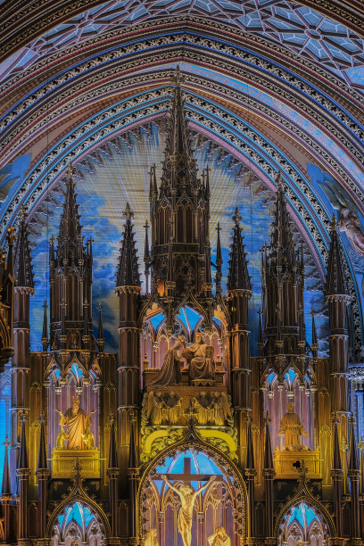 华丽华丽的新哥特式教堂大教堂内部与灰泥，壁画，祭坛，柱，天花板画，黄金，木圆顶中殿。图片下载