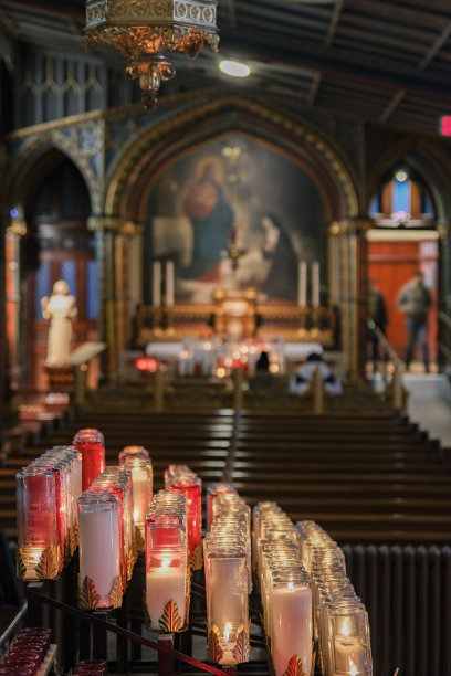 华丽华丽的新哥特式教堂大教堂内部与灰泥，壁画，祭坛，柱，天花板画，黄金，木圆顶中殿。图片下载