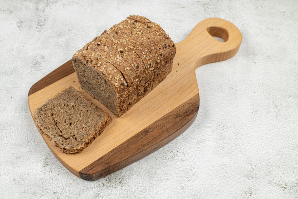 俯视图健康食品切片面包谷物木砧板图片下载
