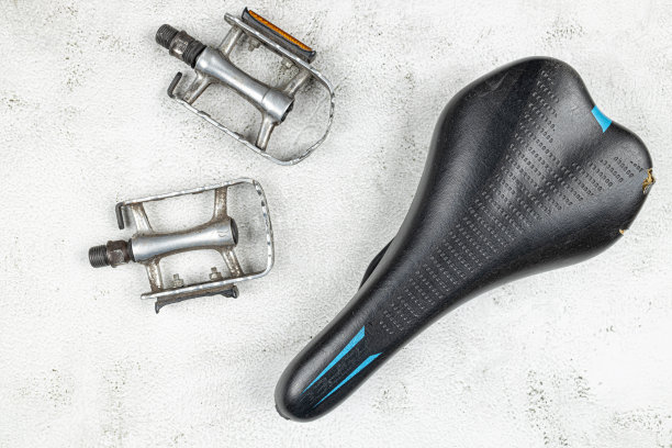 使用自行车座位和踏板上面的灰色大理石背景与复制空间图片下载