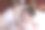 年轻女子剃腋毛在泡泡浴图片下载