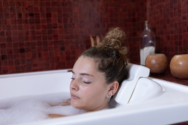 年轻女子享受泡泡浴图片下载