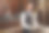 年轻优雅的行李员推着客户的行李图片下载