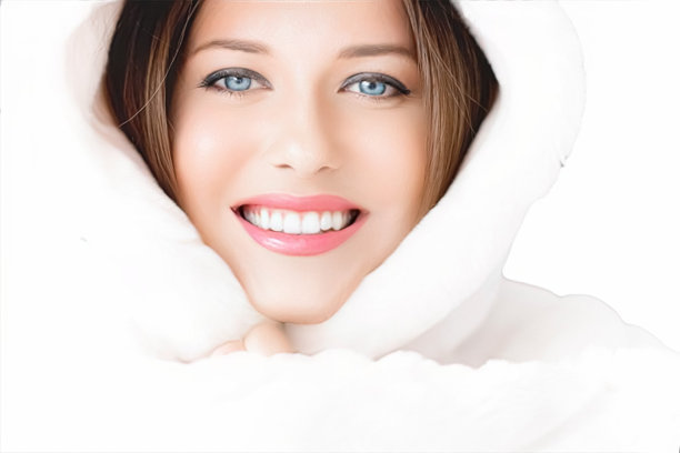 冬季时尚而美丽，美女身着白色皮草大衣图片下载