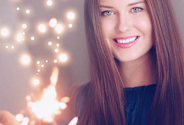 节日变魔术，圣诞新年欢庆，幸福女人带烟火图片下载