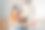 惊喜兴奋的年轻女子坐在笔记本电脑前进行视频通话。距离工作。图片下载