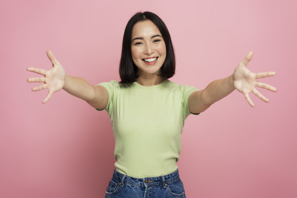 开朗大方的女人伸出手，微笑着看着镜头图片下载