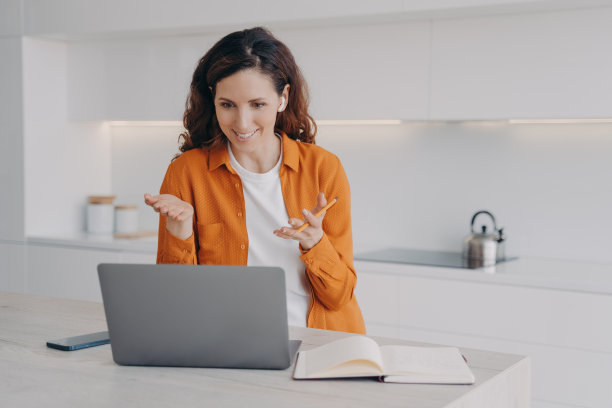 老师在笔记本电脑上在线上课。居家隔离远程课堂和远程教育。图片下载