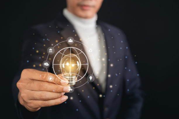 商人拿着有地球仪图标的灯泡图片下载