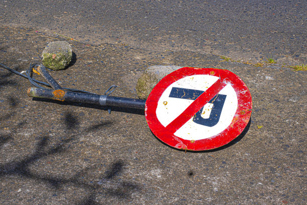 人行道上的杆子上不得有停车标志图片下载