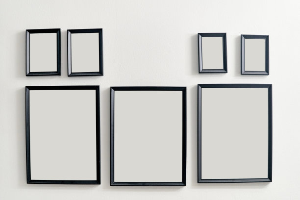 不同大小的相框照片挂在灰色的墙上图片下载