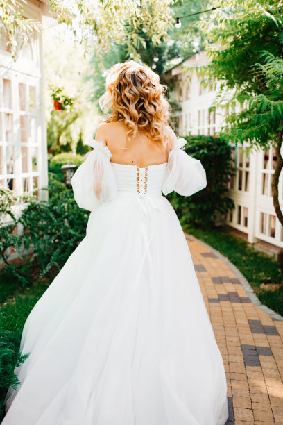 后面的观点。新娘穿过花园。图片下载