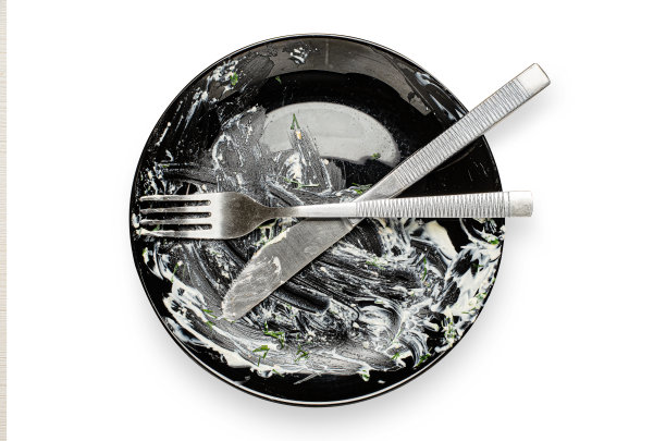 午饭后脏黑盘子。孤立在白色背景上图片下载