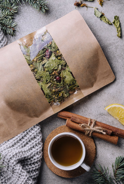 热茶装在杯子里，干茶装在包里图片下载
